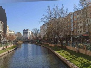 Eskişehir Haftaya Yazdan Kalma Bir Günle Başladı
