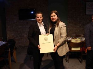 Ak Kadınlar Seçme Ve Seçilme Hakkının Kutladı
