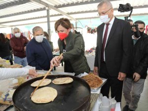 Kaftancıoğlu, Kadın Üretici Pazarını Gezdi