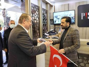 Kilis’te Türk Bayrağı İle Kalpak Dağıtıldı