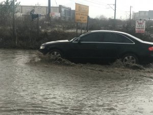 Sağanak Yağmur Sonrası Yollar Göle Döndü