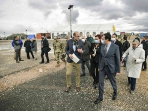 Kosova Başbakanı Kurti’den Afgan Mültecilerin Kaldığı Askeri Üsse Ziyaret
