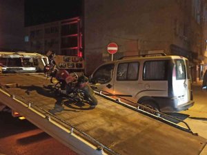 Hafif Ticari Araçla Motosiklet Çarpıştı: 1 Yaralı