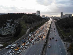 Maltepe’de D-100 Karayolu Daraltıldı, Kilometrelerce Trafik Oluştu