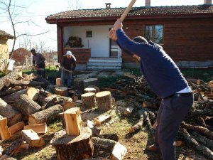 Öğrenciler Üşümesin Diye Baltasını Kapan Okul Müdürleri Kampa Koştu