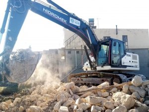 Akdeniz Belediyesi Metruk Binaların Yıkımına Devam Ediyor