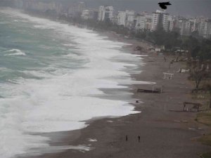 Meteoroloji’nin ‘Turuncu’ Kod İle Uyardığı Antalya’da Dev Dalgalar Sahili Dövdü