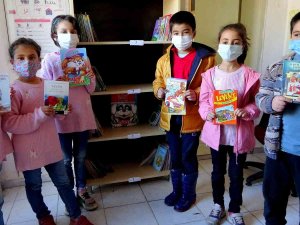 Köy Okuluna Bağışlanan Kitaplar Öğrencileri Sevindirdi