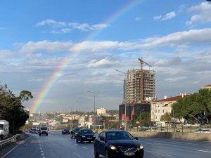 İ̇stanbulluları Gökkuşağı Karşıladı