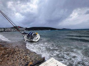 Bodrum’da Fırtınanın Saatteki Hızı 70 Kilometreye Ulaştı; Dalgalar Sahilleri Dövdü, Bir Tekne Sahile Vurdu