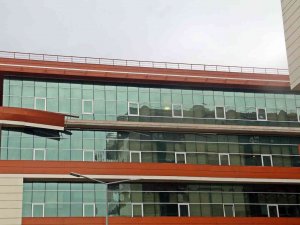 Antalya’da Fırtına Hastane Dış Kaplamasını Söktü, Ağaçları Devirip, Tekneleri Beşik Gibi Salladı
