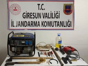 Giresun’da İzinsiz Define Arayan 4 Kişi Jandarmaya Yakalandı