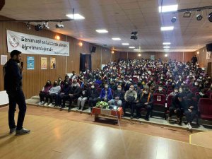 Siber Polisinden Okullarda "Güvenli İnternet Kullanımı Ve Siber Zorbalık" Eğitimi