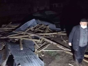Bayburt’ta Fırtına Çatıları Uçurdu