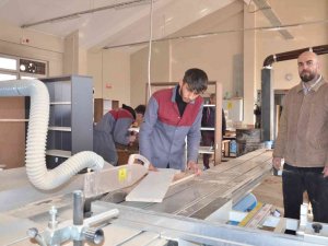 Öğrenciler Okullara Kütüphane Mobilyası Üretiyor