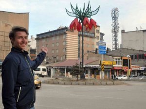 Yüksekovalı Çocuklardan İ̇sviçreli Turiste İ̇ngilizce Tanıtım