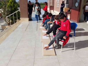 Öğrenciler Ayaklarıyla Resim Yaptı, Gözleri Kapalı Yemek Yedi