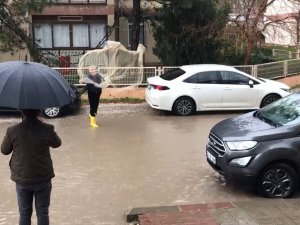 Göle Dönen Yollarda Ağ Atıp Balık Tutmaya Çalıştı