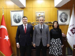 Rektör Göktaş, Ödül Alan Akademisyenlere Plaket Takdim Etti