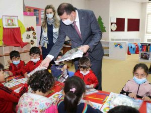 Vali Ayhan’dan Öğrencilere Kitap Hediyesi