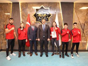 Rektör Kalan, Bilek Güreşi Takımı İle Bir Araya Geldi