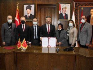 Eşinin Vasiyetini Yerine Getirdi; 3,5 Milyon Lira Bağışta Bulundu