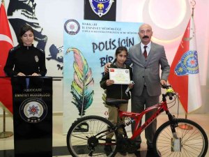 Hakkari Polisi Başarılı Öğrencileri Ödüllendirdi