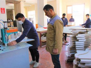 Amasya’da Kütüphanesiz Okulların Masa Ve Kitaplıkları Meslek Lisesi Öğrencilerinden