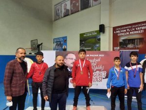 Kağıtsporlu Güreşçiler Kürsüdeki Yerini Aldı