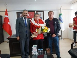 Bileğiyle Dünyayı Deviren Şifa Nur, Çivril’in Gururu Oldu
