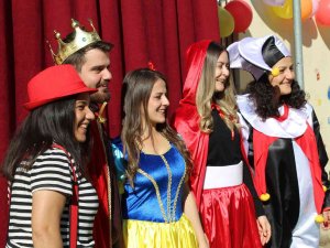 Öğretmenler, Çocukların Bir Gülümsemesi İçin Yollarda