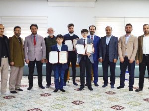 Hafızlık Eğitimini Tamamlayan 7 Öğrenciye Belgeleri Verildi