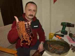 Manyetik Kumdan Yaptığı Tespihleri Yurt İçi Ve Yurt Ve Dışında Satıyor