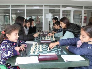 Yeni Atanan Öğretmen, Kızının Satrançta Başarılı Olması İçin Siirt’i Tercih Etti