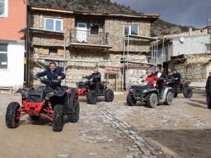 Vali Tanıtım İçin Protokolle Atv’ye Binip Köy İçinde Gezdi