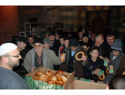 Tokat’ta Sabah Namazı Sonrası Simit İkramı