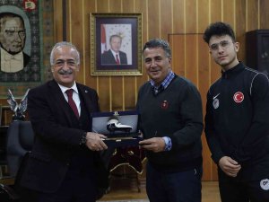 Olimpiyatlara Katılma Hakkı Elde Eden Atatürk Üniversiteli Furkan Akar’dan Rektör Çomaklı’ya Ziyaret