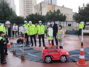 Küçük Öğrenciler Trafik Polisi Oldu