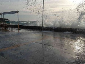 Tekirdağ’da Şiddetli Lodos: Dev Dalgalar Sahile Akıyor