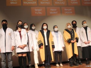 Öğrenciler Beyaz Önlük Giydi