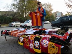 Galatasaray Maçı Öncesi Atkı Ve Bere Satışları Patladı
