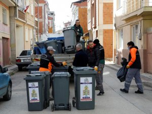 İ̇negöl’de Her Binaya Çöp Konteyneri Dağıtılıyor