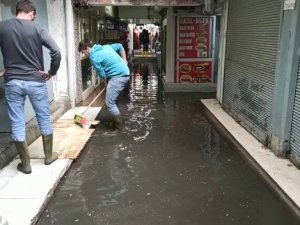 Sağanak Yağmur İ̇zmir’i Göle Çevirdi