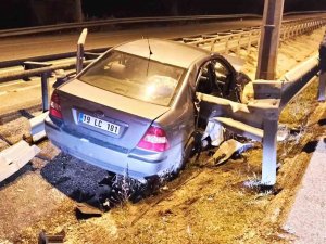 Kontrolden Çıkan Otomobil Bariyerlere Ok Gibi Saplandı: 1 Yaralı