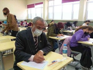 Torunu Yaşındakilerle Aynı Sırada: Görenler Akademisyen Sanıyor