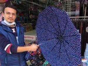 Etkisini Sürdüren Yağışlar Şemsiye Satıcıların Yüzünü Güldürdü