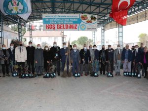 Büyükşehirden, Demirci’de Meyve Üretimine Destek