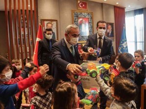 Anaokulu Öğrencilerini Makamında Ağırladı, Oyuncak Hediye Etti