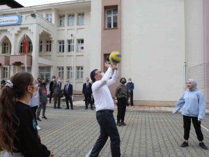 Vali Atay, Öğrencilerle Voleybol Oynadı