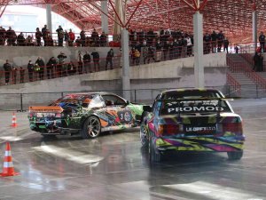 Drift Pilotları Başkentliler İçin Lastik Yaktı